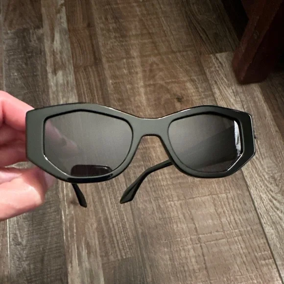 Diff Black Sunglasses Zoe Zoe Oval Sunglasses | Black & Grey Polarized | DIFF Eyewear main image 2